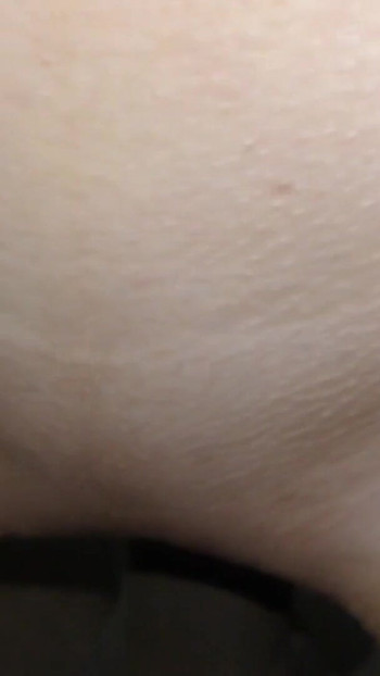 Emotionaler moment von "Kleine MILf, die sich wie ein student gekleidet hat"