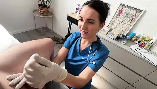 Самый горячий визит доктора, когда-либо застукали перед камерой