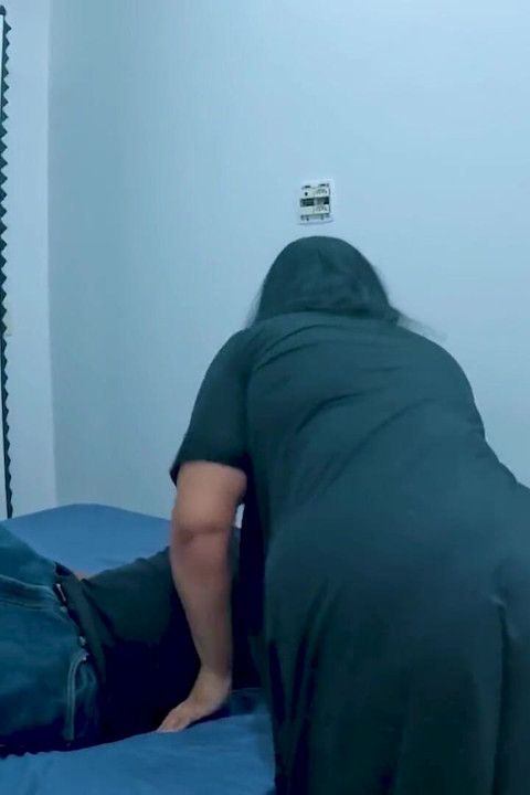 음란한 흑인 남자의 두꺼운 자지를 반대할 수 없었던 그녀!