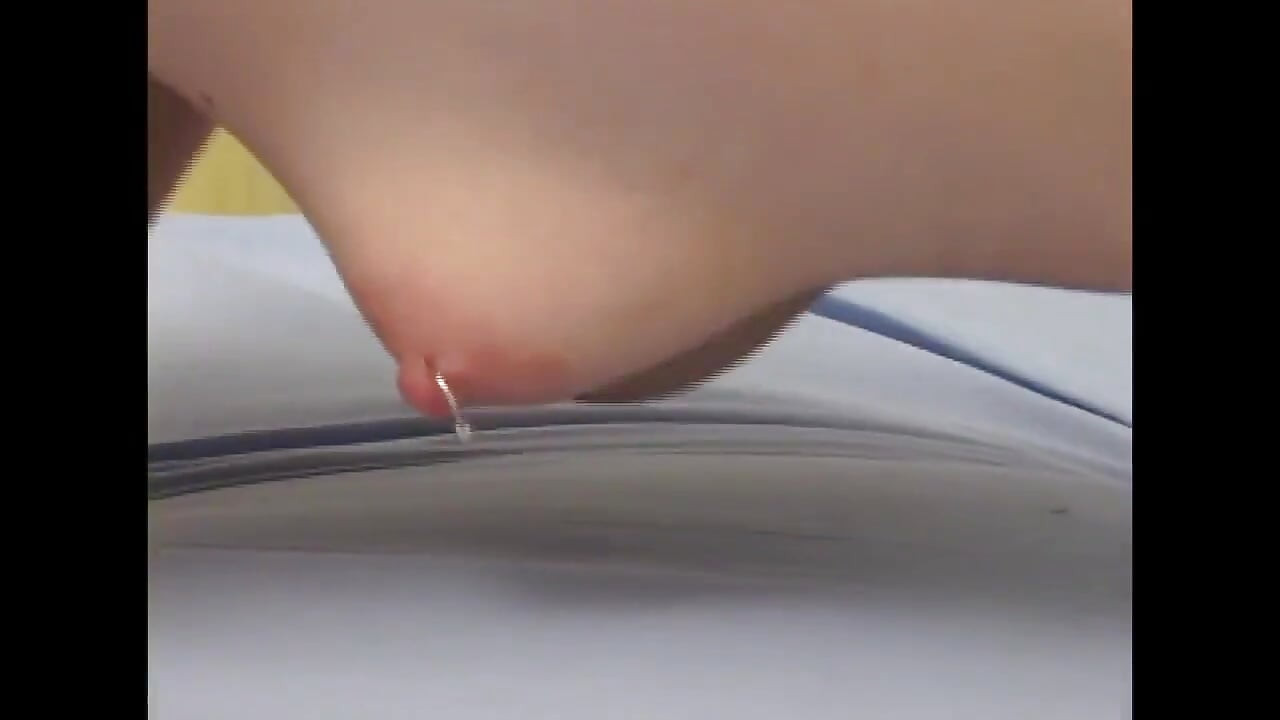 Маленька блондинка з її першим досвідом