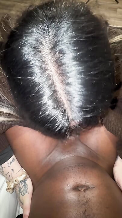 Moja menedżerka przyłapała mnie na masturbacji, postanowiła dołączyć i zabrała mojego BBC jak pro loud orgam