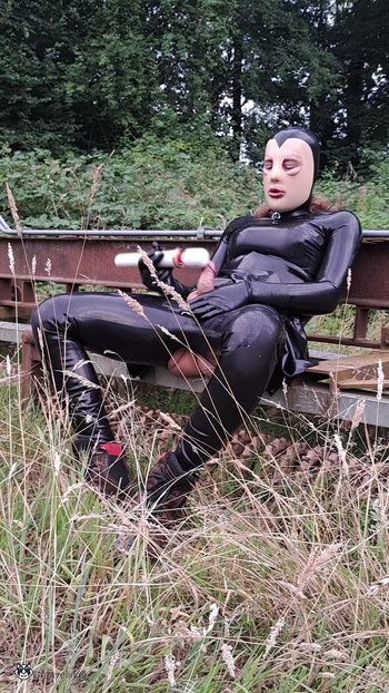 乳胶服娘娘腔在户外用振动器射精