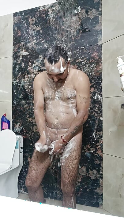 Indiano homem gosta de banho e show de masterização com vizinho