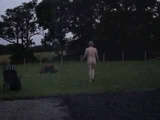 Sissy Neil desnuda masturba y folla su pequeña polla