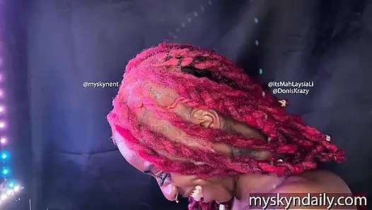 Gırtlağına kadar büyük zenci yarağı alıyor