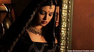 Seductive Dance – Sensual Indian Beauty