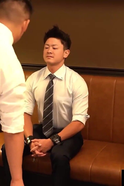 Hiroya mostra seu lado dominante depois de dar atenção a homens amarrados