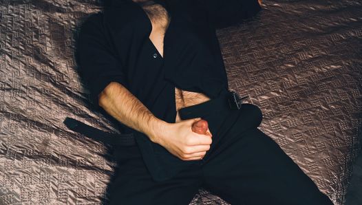 Młody przystojny mężczyzna Noel Dero masturbuje się na łóżku w pięknym garniturze i doprowadza się do orgazmu.