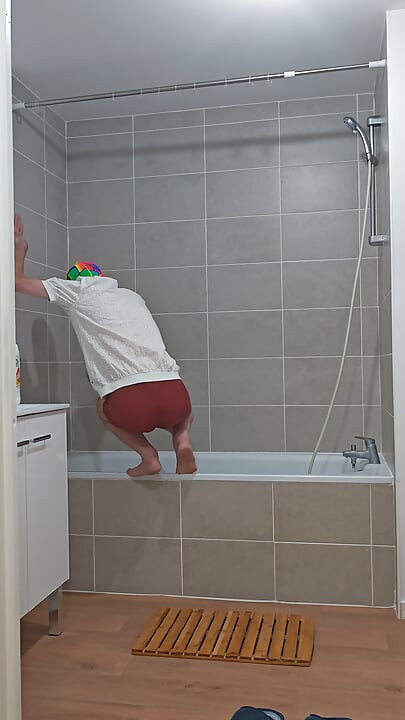 Aku sedang bersihkan bathtub aku (episod 1)