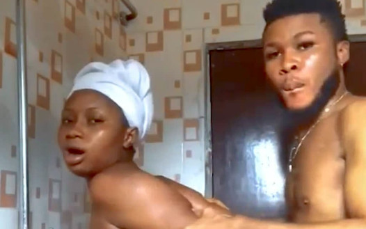 Pareja nigeriana negra cachonda follando duro en la ducha caliente