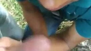 Гей-шлюшка-манипури сосет хуй в парке