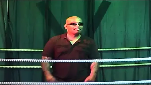 Tropfende rosenknopf-gangbang von blondem reifem schätzchen im Wrestling-ring