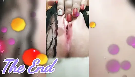 Сексуальная девушка играет пальцами с ее бритой киской. Домашнее порно