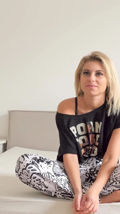 Kasting sitne 18-godišnje češke amaterke Lilly Bella u pantalonama za jogu