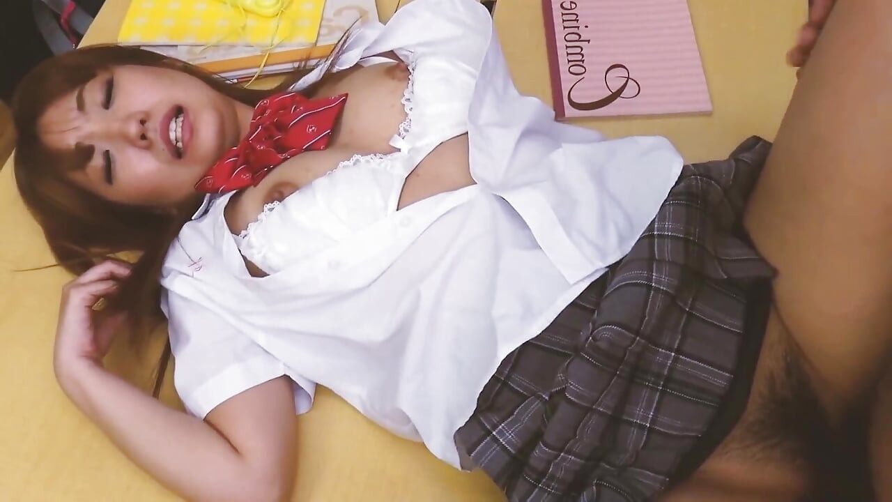 Aziatische tieten scène-2_busty Japanse studente betrapt op masturberen besluit om seks te hebben