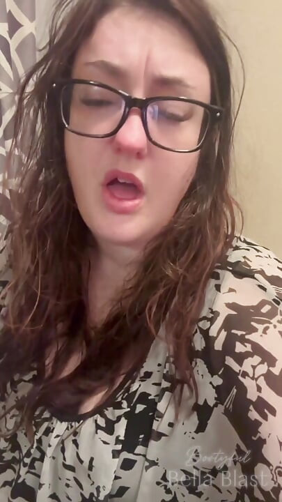 BbW Eye Contact Toilet Peidos e Log Plops Intimate POV com Bella Blast