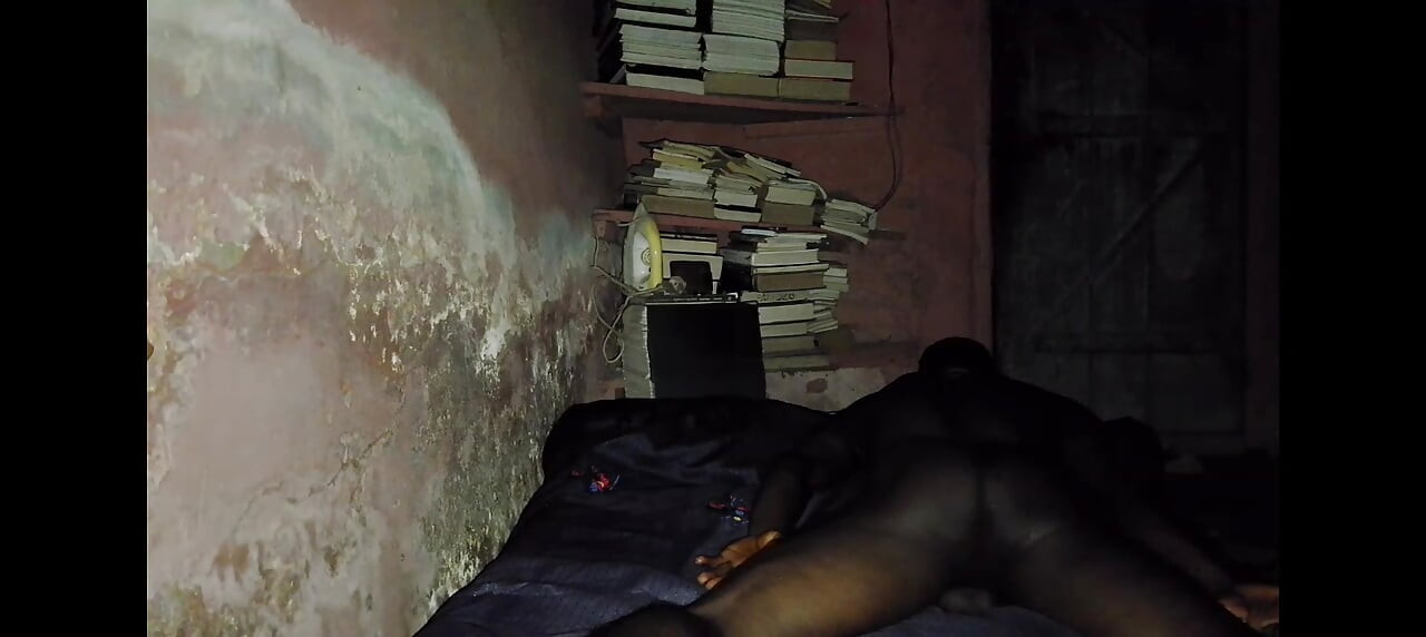 Bobby Johnson หนุ่มผิวดําแอฟริกันกําลังเย็ดกับเตียงของเขาอย่างจริงจัง แต่ไม่ได้มาบนผ้าปูที่นอนของเขา