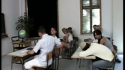 Крошечную немецкую тинку-куклу трахнули в жестком тройничке в классе