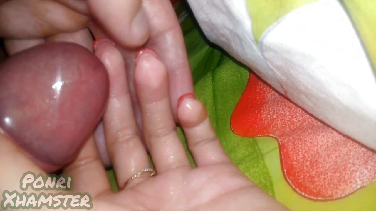 Die hand meiner stiefschwester ist mit precum bedeckt und dann dickes sperma