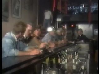 Diversão vintage no bar gay