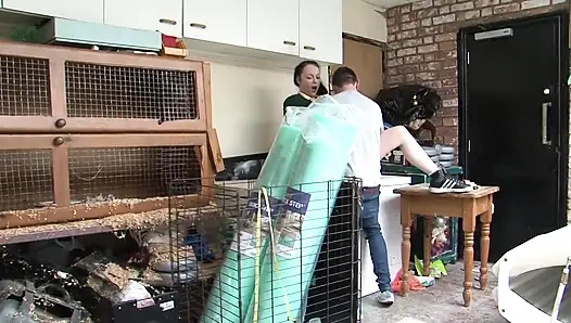 Gadis remaja rambut cokelat dientot habis-habisan sama kontol besar pria kulit hitam