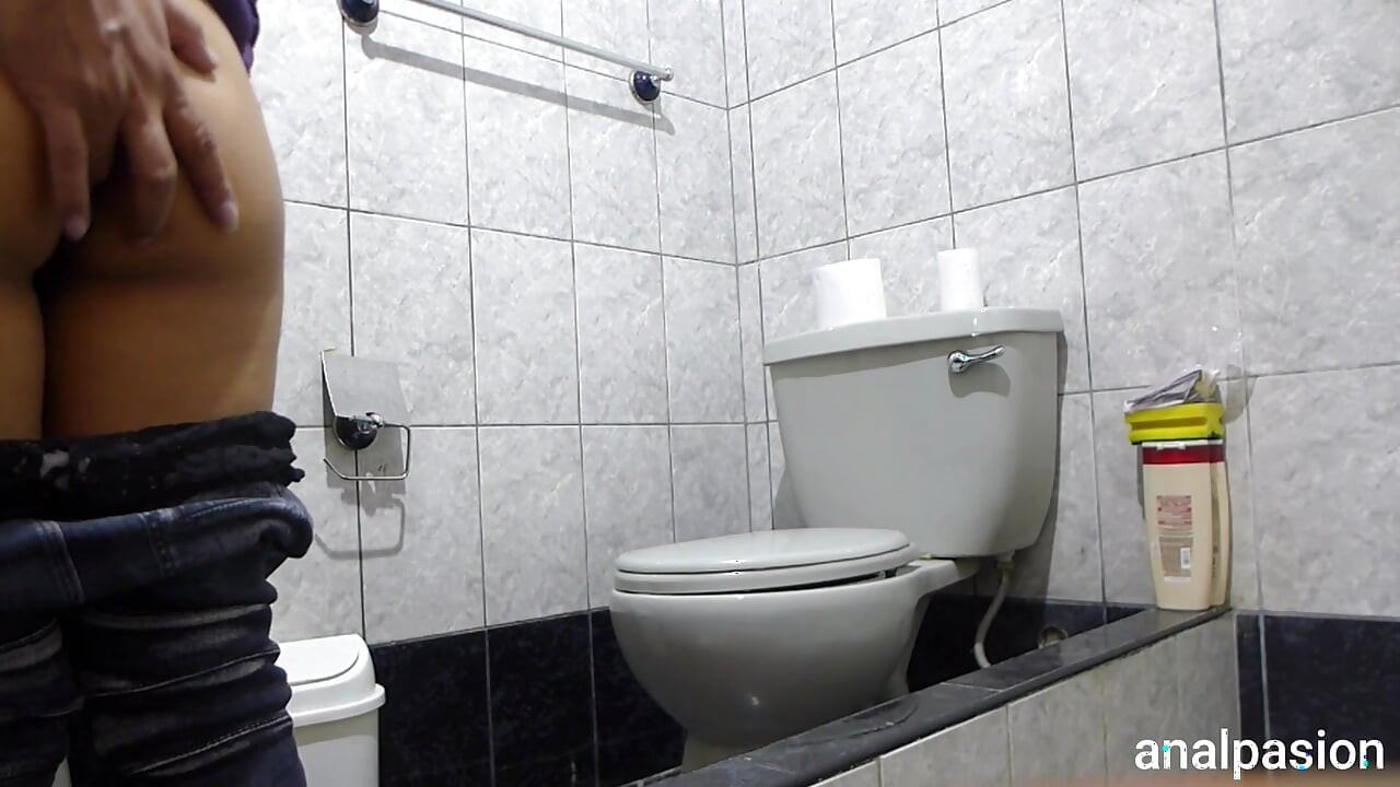 Anal intens pentru sora vitregă în baie cu ejaculare în cur