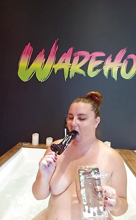 Warehouse-X'deki banyoda bana katıl! Benim oyuncaklarım var! Seni getirirsen götümü de getireceğim