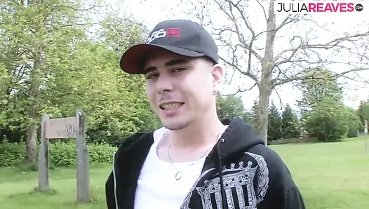 Sexy schätzchen hüpft mit enger fotze hart auf einem riesigen schwanz auf dem sofa