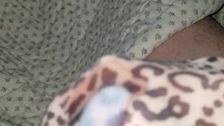 Éjaculation dans un string léopard