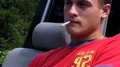 Lustvolle Twink-Ficker masturbieren zusammen und rauchen im Freien