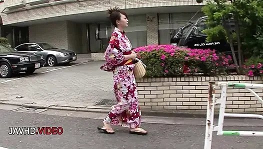 Nozomihazukis baştan çıkarıcı Asyalı oral seks sulu dölleme eğlencesine yol açıyor