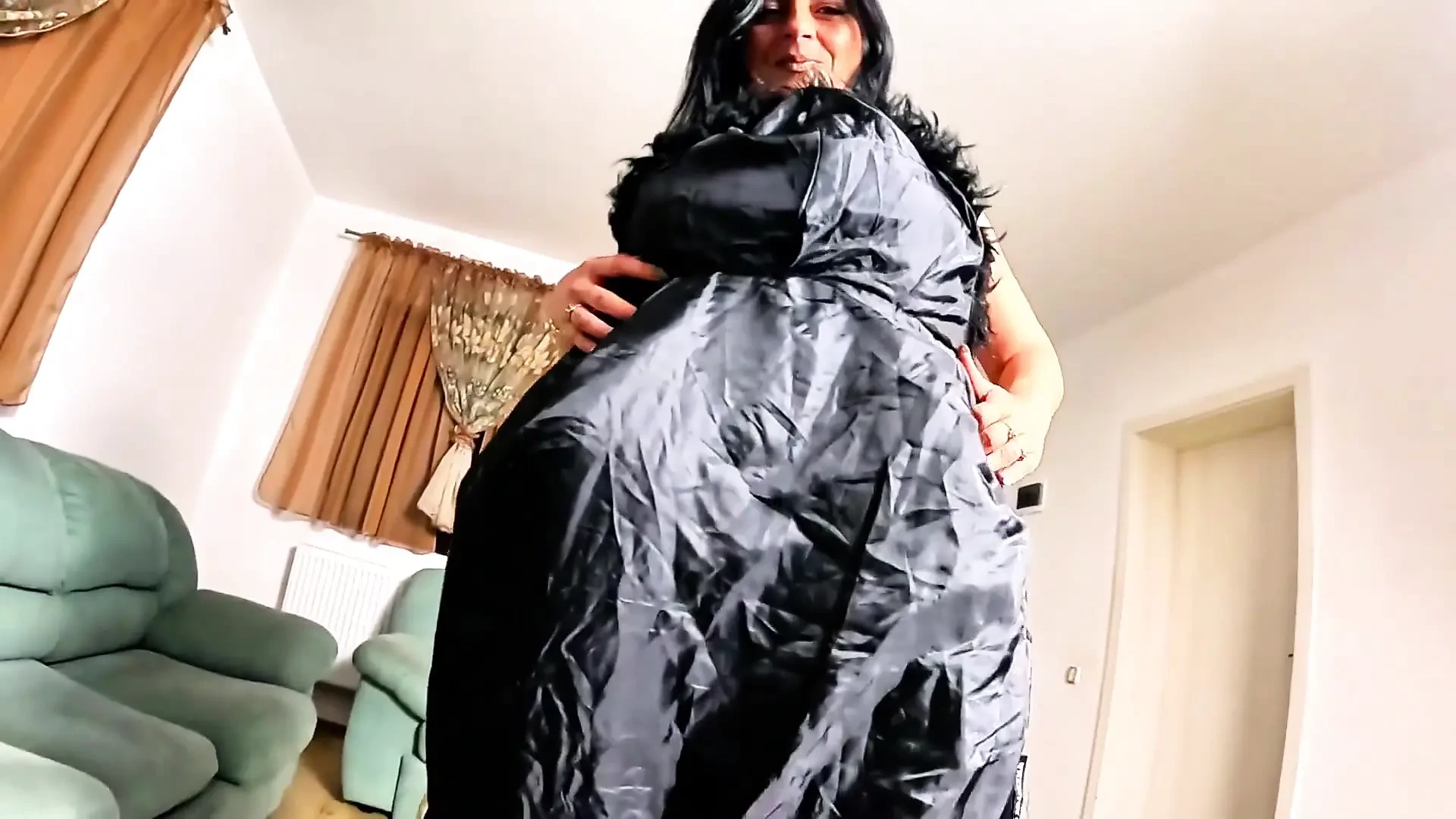 金色光泽的破衣第一人称视角. 深喉、深喉口交和两次射在我的夹克上