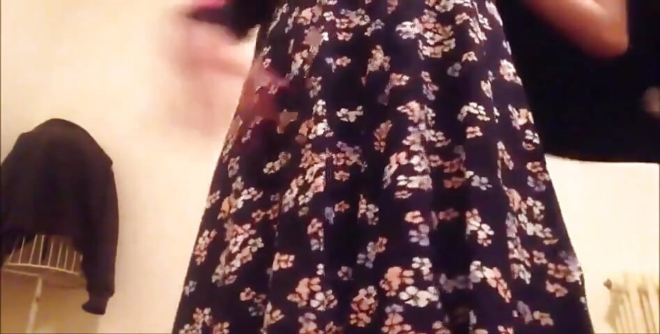 あなたのセクシーな女の子のおしっこはどこにでも出回る!車の中でも