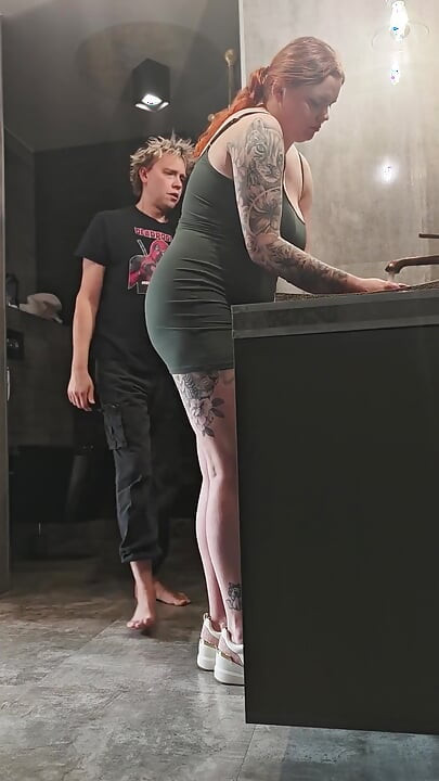 กล้องในห้องน้ําสาธารณะจับชายแปลกหน้าเย็ดสาวที่กําลังล้างกางเกงในของเธอ