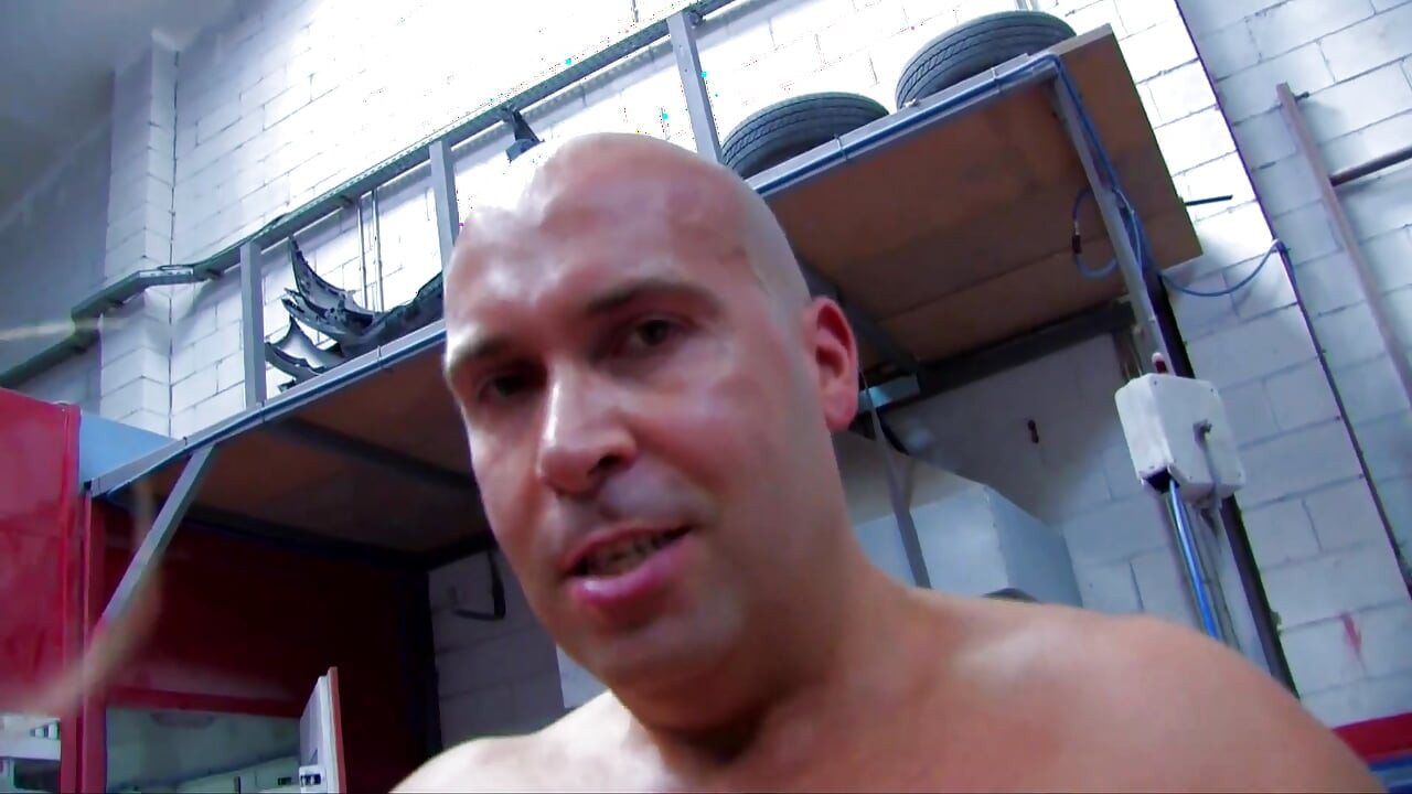 Dua perempuan jalang seksi dikongkek di garaj oleh mekanik kasar