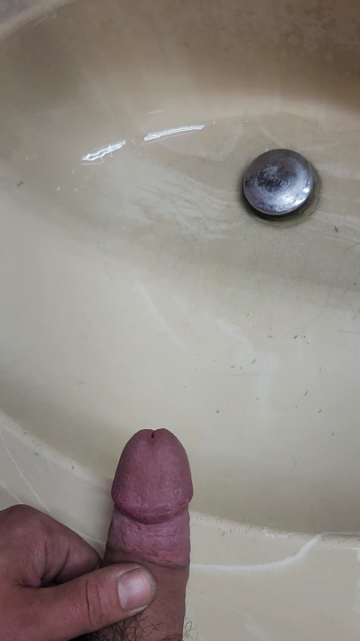 Quick sink piss while hard