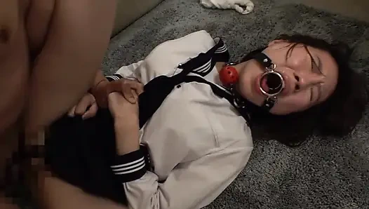 Неон Токио соблазняет, свежая деревенская женщина дрейфует через город с блестящими губами.