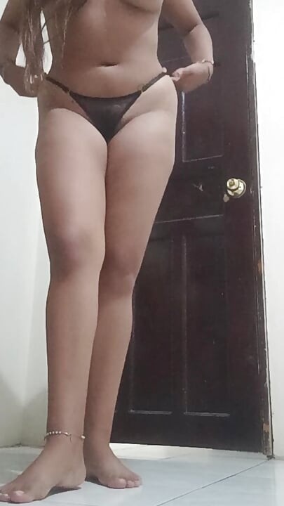내 아줌마는 알몸으로 방에서 옷을 갈아입는다.