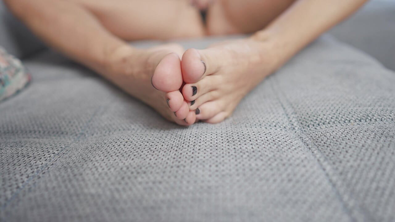 Cewek sange ini muasin memeknya pakai dildo ukuran XL