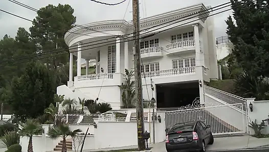 Эта шлюшка хочет угодить себе, когда ей проникают из задницы