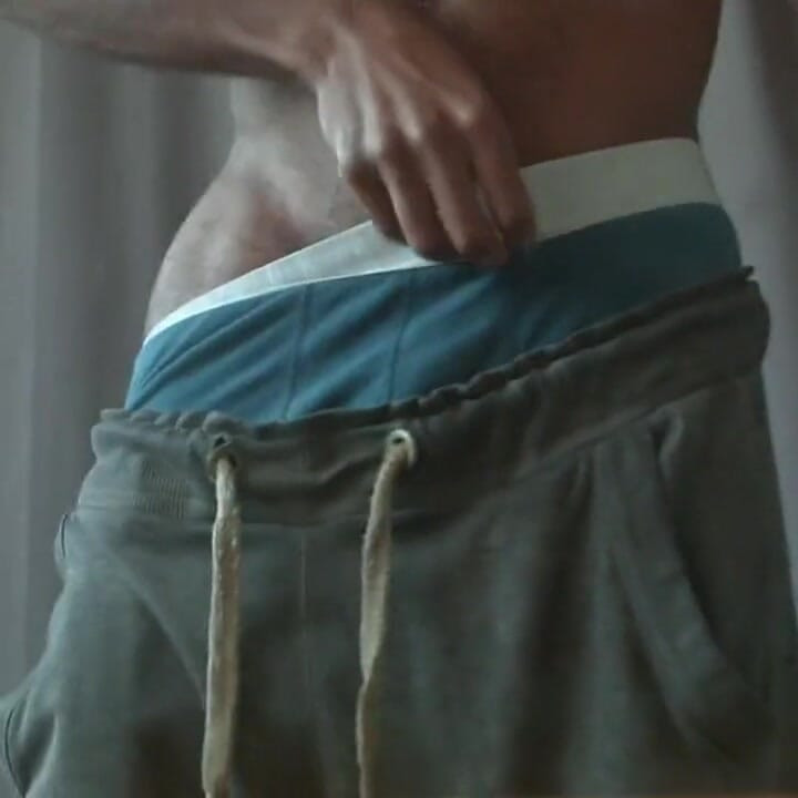 自行车饲养员在镜子里检查他的工具