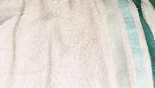 Hiyunamei odada amını göstermeyi seviyor