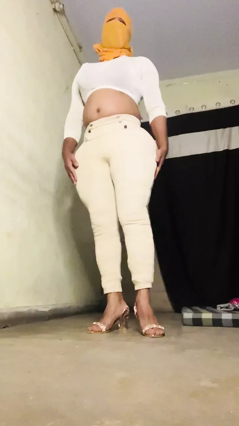Crossdresser panas dalam pakaian ketat buah dada besar miang