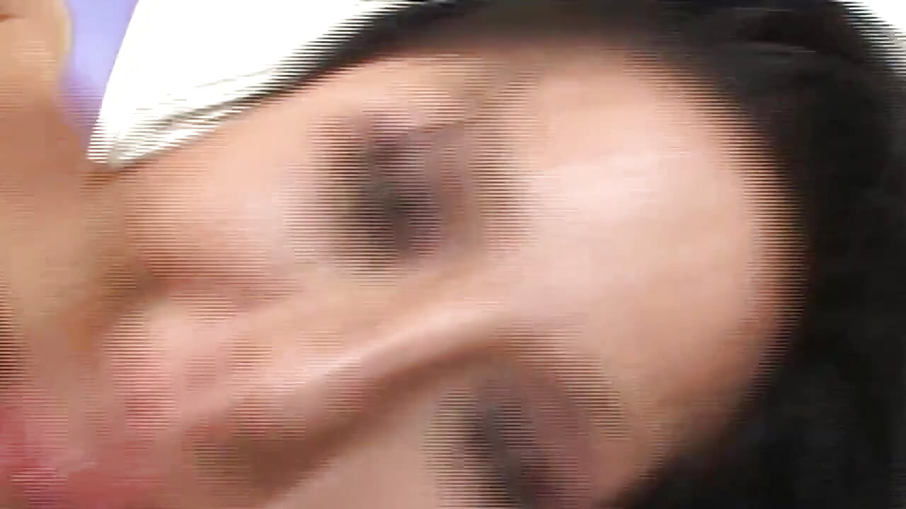 成熟棕髮女郎在激烈的肛門中被撐開
