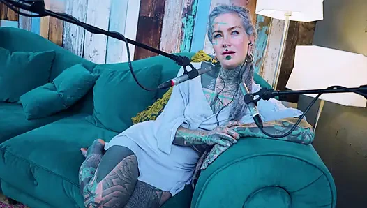 F hakkında konuşuyorum - korku - asmr podcast sfw konuşuyor gotik sıska kız dreadlocks dövmeli model dövmeli kız