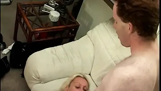 Olgun büyük memeli sürtük kanepede derine almak için bacaklarını aralıyor