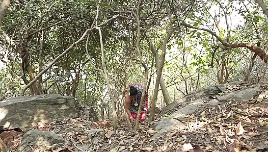 Das dorfmädchen im dschungel gefunden