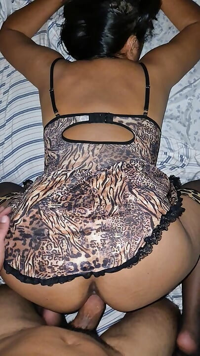 Luego de una FIESTA de DISFRACES un desconocido me vio con mi vestido sexy y no dudo en proponerme tener SEXO, que rico!