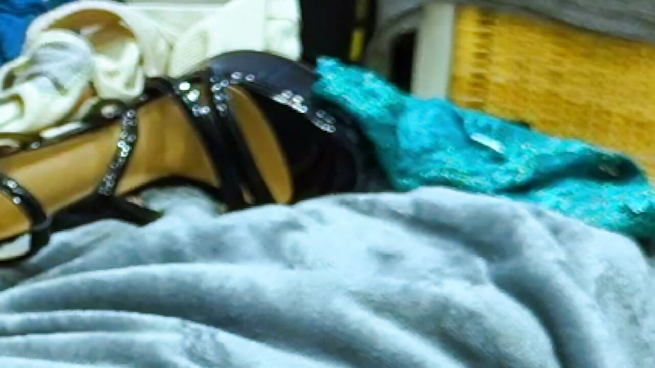 Nožní fetiš – Dominatrix s krátkými blond vlasy nechá BBC očichat svou prdelku – španělská milf