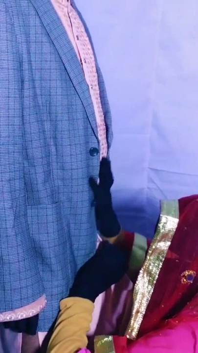 Having sex with a very beautiful Indian stepmother after removing her saree | Clip 1